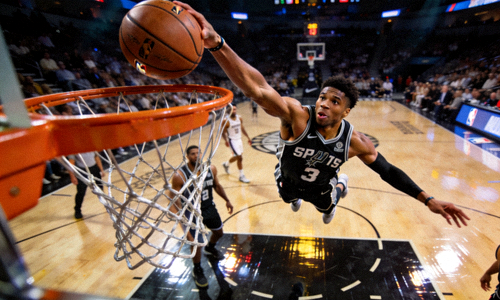 NBA比赛关键回合回放画面，球员在篮下完成高难度进攻动作